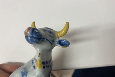 Een polychrome Delftse botervloot met een koe op het deksel, 18e eeuw